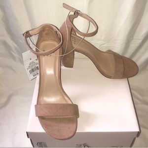 NWT taupe heel